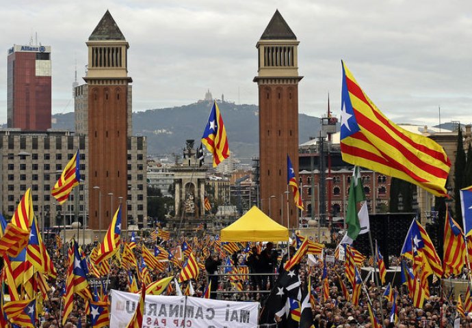 Sud odredio novčane kazne organizatorima referenduma, protesti u Barceloni