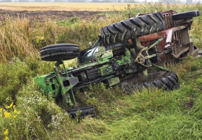 UŽASNA TRAGEDIJA: Traktorom se prevrnuo i prignječio vlastitu unuku