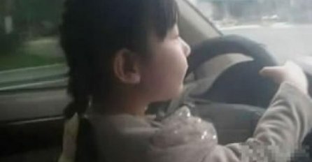 NAŠI ŽIVOTI SU SADA U TVOJIM RUKAMA! Otac dao petogodišnjoj kćerki da vozi pa izazvao LAVINU KOMENTARA!(VIDEO)