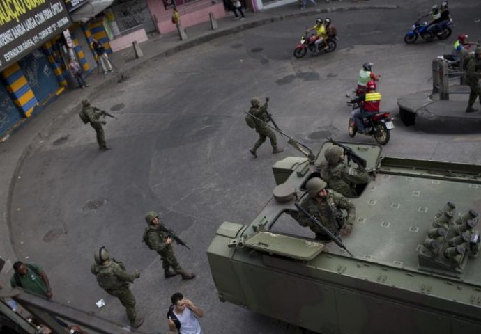 NAROD U PANICI: Vojska na ulicama, škole zatvorene, putevi blokirani