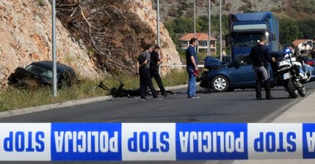 TEŠKA SAOBRAĆAJNA NESREĆA: Poginuo policajac, jedna osoba povrijeđena! 