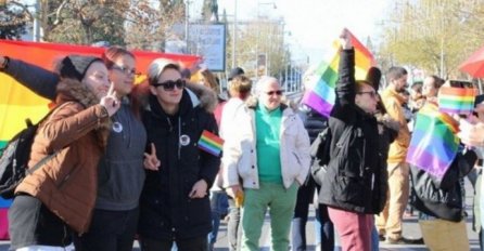 PROGLASILI GA JUNAKOM:  Otac jednog učesnika gej parade se POJAVIO SA URNEBESNOM PORUKOM