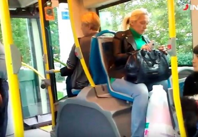  Vozač pokušao izbaciti ženu iz autobusa zbog malenog psa (VIDEO)