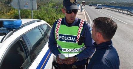 Nudio policajcima 50 KM da ne plati kaznu od 100 KM i ne ostane bez vozačke
