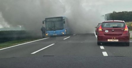 Gori autobus ZET-a, vozač gasi požar, putnici su istrčali van