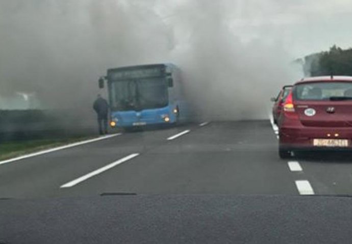 Gori autobus ZET-a, vozač gasi požar, putnici su istrčali van