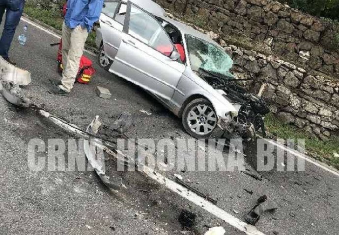 STRAVIČAN SUDAR KAMIONA I ČETIRI AUTOMOBILA: Više povrijeđenih, vatrogasci izvlače djevojku iz automobila