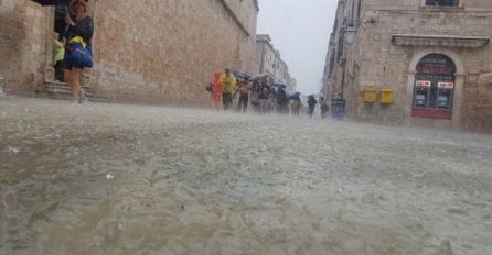 SNAŽNO NEVRIJEME NAPRAVILO HAOS U HRVATSKOJ: Ulice pod vodom, centar grada neprohodan (FOTO + VIDEO)