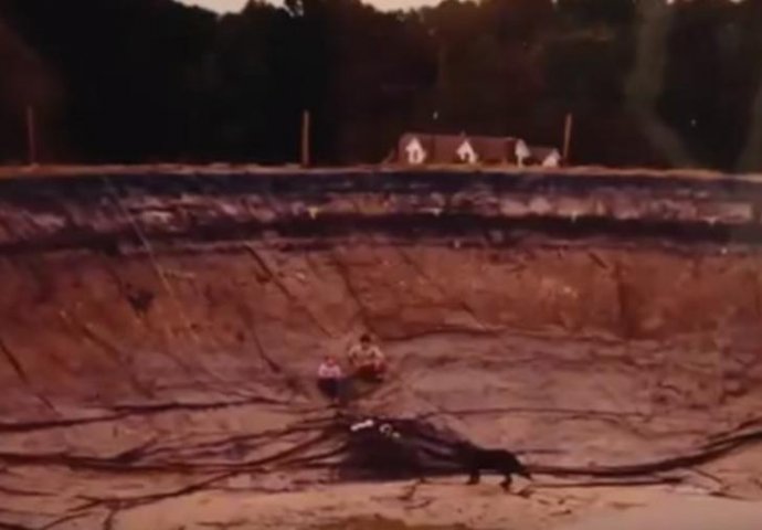 SVI SU MISLILI DA JE LUD, A SAD MU ZAVIDE: Pogledajte zbog čega je iskopao ovu ogromnu rupu u svom dvorištu! (VIDEO)