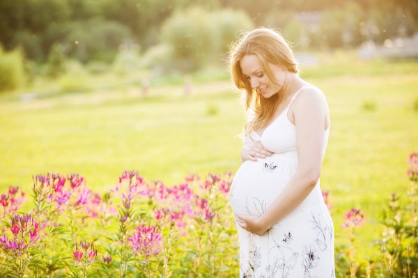 pregnant-woman-in-the-field