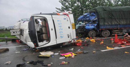 STRAVIČAN SUDAR KAMIONA I TRI MINIBUSA NA AUTOPUTU: 12 osoba poginulo, na desetine povrijeđeno!