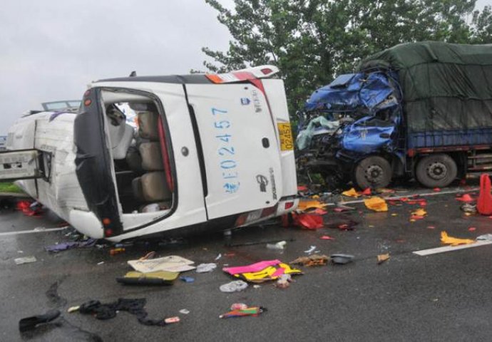 STRAVIČAN SUDAR KAMIONA I TRI MINIBUSA NA AUTOPUTU: 12 osoba poginulo, na desetine povrijeđeno!