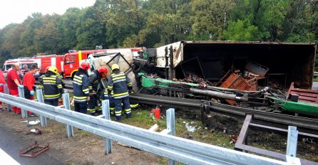 TEŠKA NESREĆA:  Na autoputu se prevrnuo kamion, vozača izvlačili iz kabine!