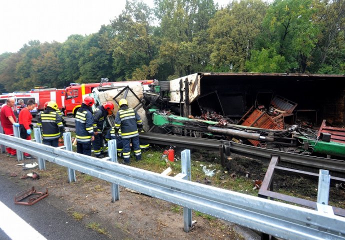 TEŠKA NESREĆA:  Na autoputu se prevrnuo kamion, vozača izvlačili iz kabine!