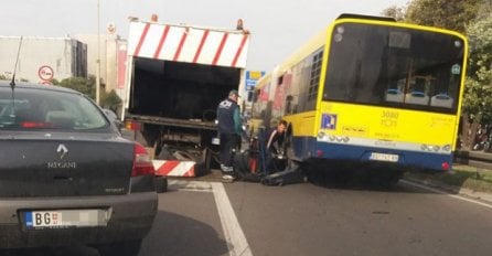 KOLAPS NASRED AUTOPUTA: Autobusu pukla guma, kilometarske kolone!