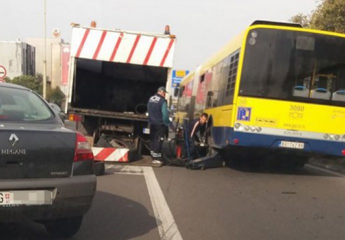 KOLAPS NASRED AUTOPUTA: Autobusu pukla guma, kilometarske kolone!