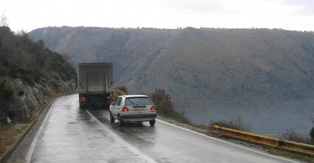 Vozači se upozoravaju na mjestimično vlažan kolovoz i učestale odrone 