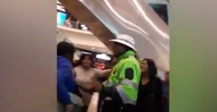 Snimak koji je razbjesnio javnost: Majka kaišem udara dijete usred tržnog centra (VIDEO) 