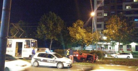 STRAŠNA SAOBRAĆAJNA NESREĆA : Automobil završio na tramvajskim šinama, jedna osoba povrijeđena!