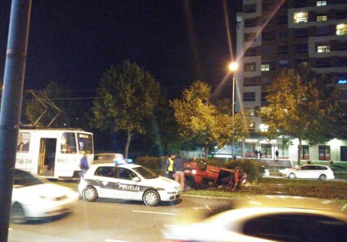 STRAŠNA SAOBRAĆAJNA NESREĆA : Automobil završio na tramvajskim šinama, jedna osoba povrijeđena!