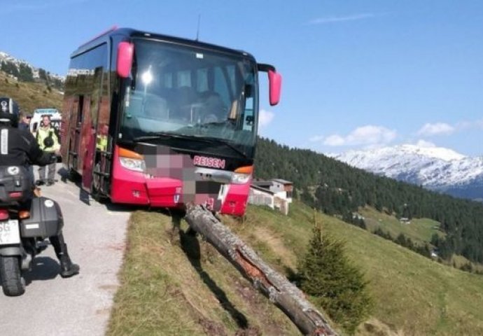 VOZAČU POZLILO: Autobus visio iznad provalije od 100 metara