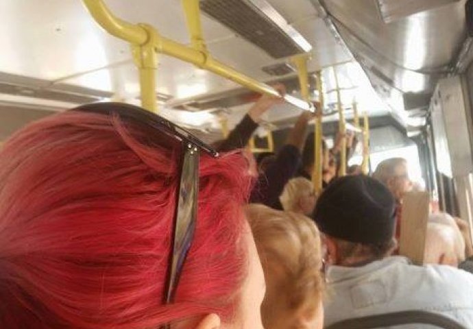 POGLEDAJTE U NJEN VRAT: U najopasnijem dijelu grada u tramvaju uslikana djevojka sa tetovažom! Pogedajte kakvom!