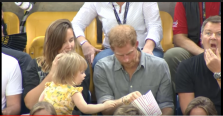 Malena djevojčica krala kokice princu Harryju i evo kako je on reagovao (VIDEO)