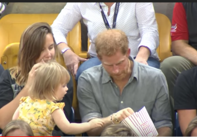 Malena djevojčica krala kokice princu Harryju i evo kako je on reagovao (VIDEO)
