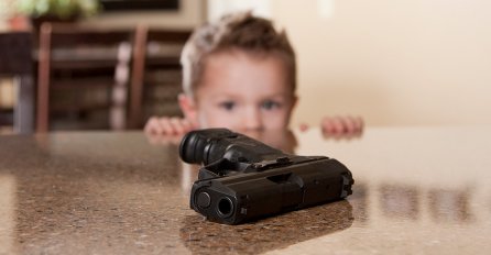 MALIŠAN PRONAŠAO PIŠTOLJ I ZAPUCAO NA DRUGARE: Dvoje djece teško povrijeđeno! (VIDEO)