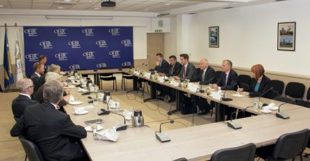 Inzko: Neki političari i dalje se fokusiraju na nacionalna pitanja