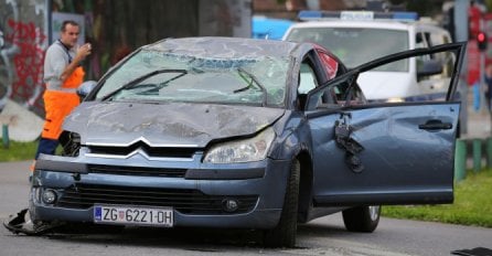 STRAŠNA SAOBRAĆAJNA NESREĆA: Jedan automobil završio na krovu, vatrogasci izvlačili vozača!