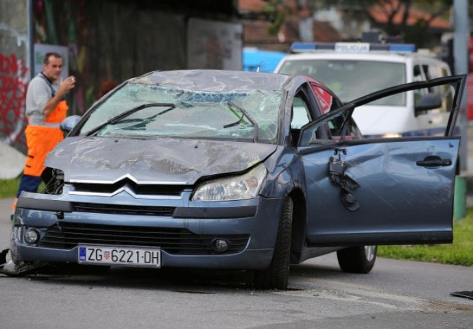 STRAŠNA SAOBRAĆAJNA NESREĆA: Jedan automobil završio na krovu, vatrogasci izvlačili vozača!