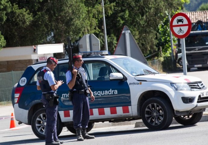 KORISTILI SJEKIRE DA RAZBIJU PROZORE: Španska policija spriječila katalonskog lidera da glasa na referendumu