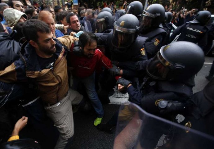 Španske vlasti: Povrijeđeno devet policajaca i dvojica gardista