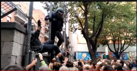 ŽESTOK SUKOB: Policajci u oklopima PALICAMA tuku okupljene birače! (VIDEO)