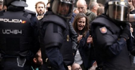 HAOTIČNA SITUACIJA: Više od 460 povrijeđenih, policija puca i tuče sve pred sobom (VIDEO)