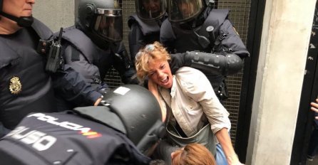 POLICAJCI ZGROZILI SVIJET: Sudionike katalonskog referenduma za neovisnost bacali i vukli po podu, udarali ih nogama... 