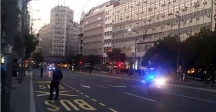 OPŠTI KOLAPS U BEOGRADU: Policija blokirala ulice, saobraćaj stao!