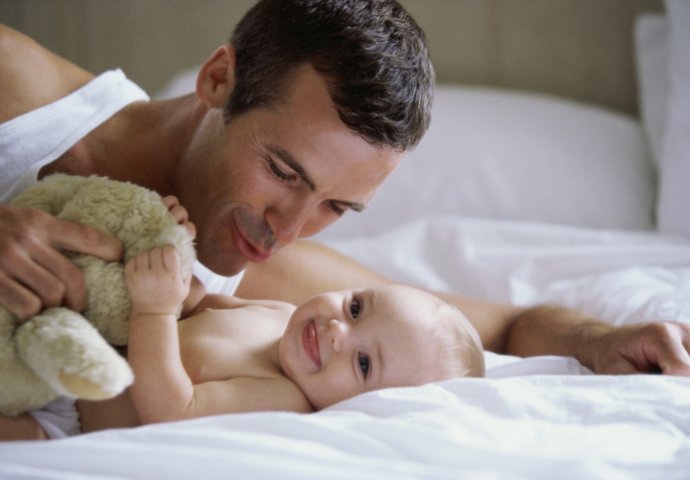 NAUČNICI OTKRILI: Kad se rode, bebe sliče na oca