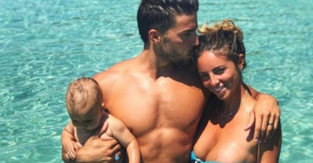 ON JE NAJZGODNIJI TATA NA INSTAGRAMU: Ženama nije dobro kad vide njegove slike (FOTO)