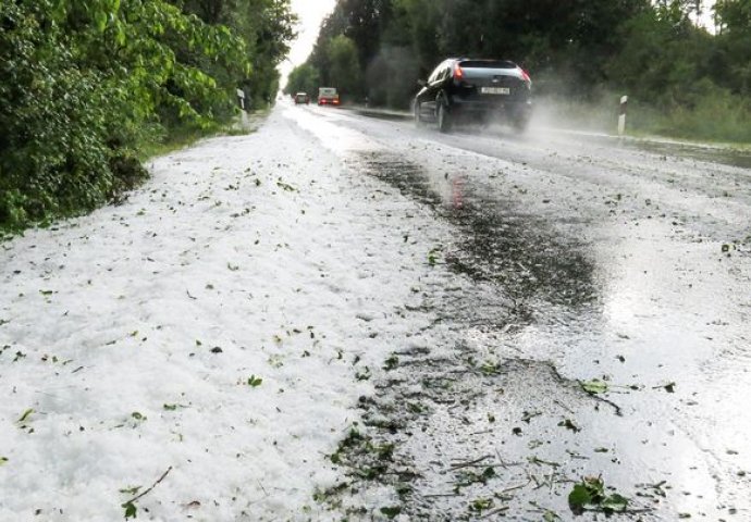 STIŽE STRAŠNO NEVRIJEME: Objavljena prognoza za cijeli oktobar, evo kad stiže PRAVO ZAHLAĐENJE!