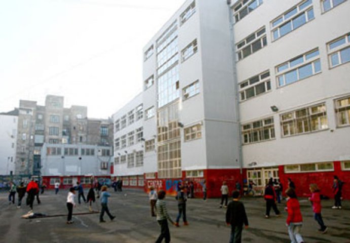 U pet osnovnih beogradskih škola 136 učenika se otrovalo hranom 