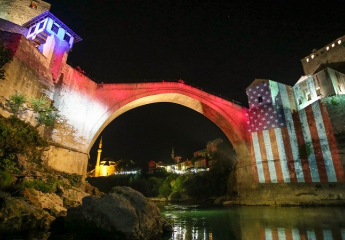 Stari most u Mostaru večeras u bojama američke zastave 