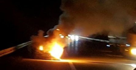JEZIV PRIZOR NA AUTOPUTU: Auto eksplodirao u vožnji