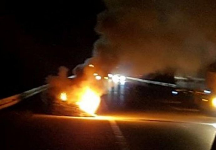 JEZIV PRIZOR NA AUTOPUTU: Auto eksplodirao u vožnji