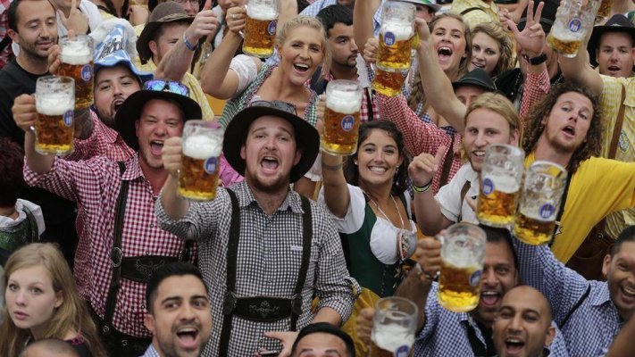 prost-party-drinking-beers-in-munichs-at-oktoberfest-2017-1024x576