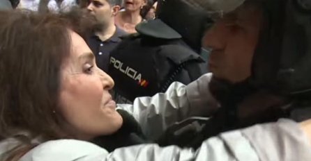 GEST KOJI JE ODUŠEVIO SVIJET: Dok su se svi tukli u Kataloniji, ova žena je uradila nešto krajnje neočekivano