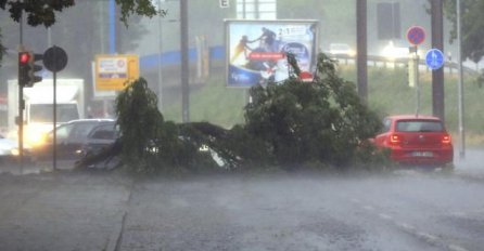 OLUJA ČUPALA DRVEĆE, RUŠILA SVE REDOM, PROGLAŠENO VADREDNO STANJE: Šest osoba poginulo!