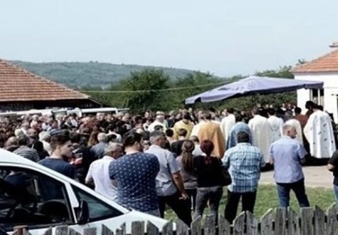 PADALI U NESVIJEST OD ŠOKA: Tinejdžer se PROBUDIO na vlastitoj sahrani