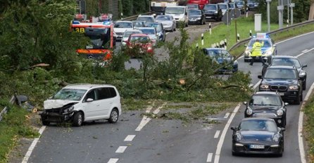 OLUJA POHARALA NJEMAČKU: Najmanje sedam mrtvih, otežan promet, uništene kuće